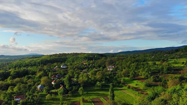 Wieś w górach wieś piękna karpacka ukraińska natura krajobraz krajobraz