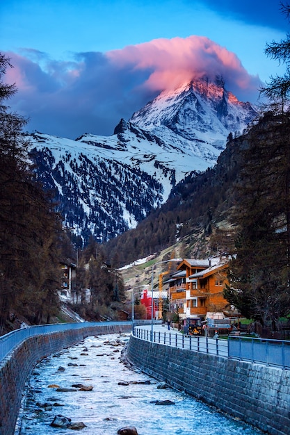 Wieś Zermatt Na Tle Góry Matterhorn O Zachodzie Słońca, Szwajcaria