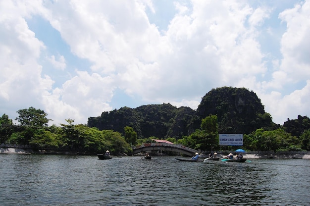 Wietnamczycy i zagraniczni podróżnicy wizyta i wycieczka łodzią Tam Coc Bich Dong lub zatoka Halong na lądzie i rzeka Ngo Dong oraz jaskinia wapienna w Ninh Binh 8 lipca 2012 w Hanoi w Wietnamie