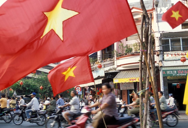 Zdjęcie wietnamska flaga machająca przez ludzi przeciwko budowie w mieście