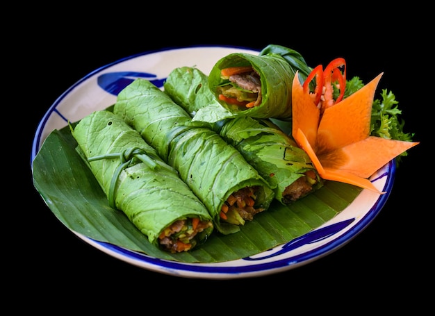 Wietnamskie zielone sajgonki nem w liściach z sosem
