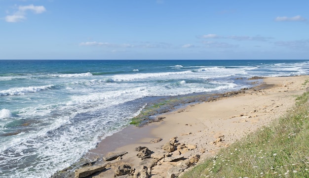 Wietrzny brzeg w castelsardo we Włoszech