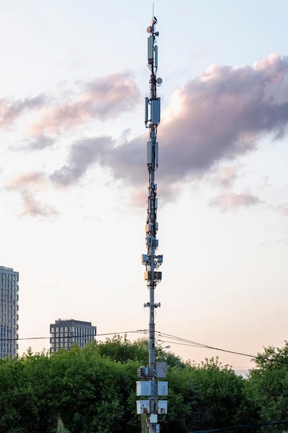 Wieża 5G w mieście na drodze. Pionowy. Moskwa, Rosja