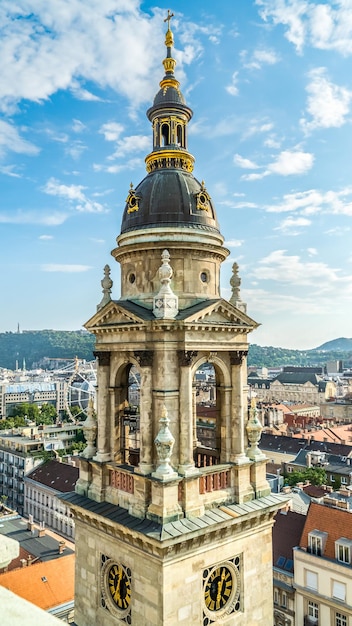 Wieża Bazyliki św. Istvana w Budapeszcie z widokiem na miasto z góry