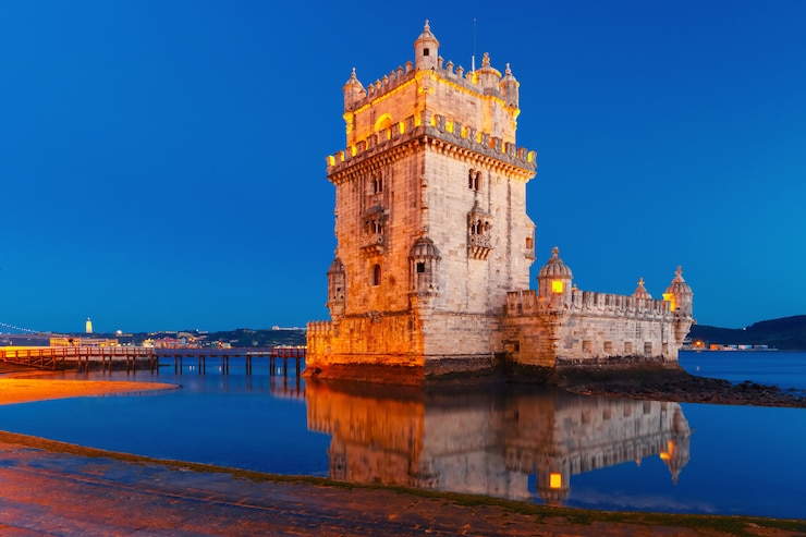 Zdjęcie wieża belem w lizbonie w nocy, portugalia