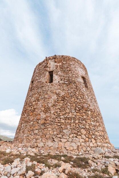 Zdjęcie wieża cala domestica z niskim kątem widoku historycznego budynku na tle nieba