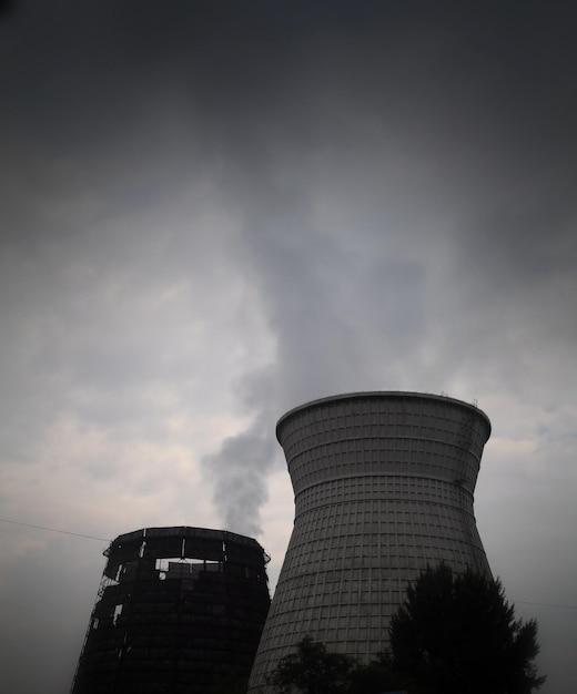 Wieża chłodnicza elektrociepłowni zanieczyszcza powietrze