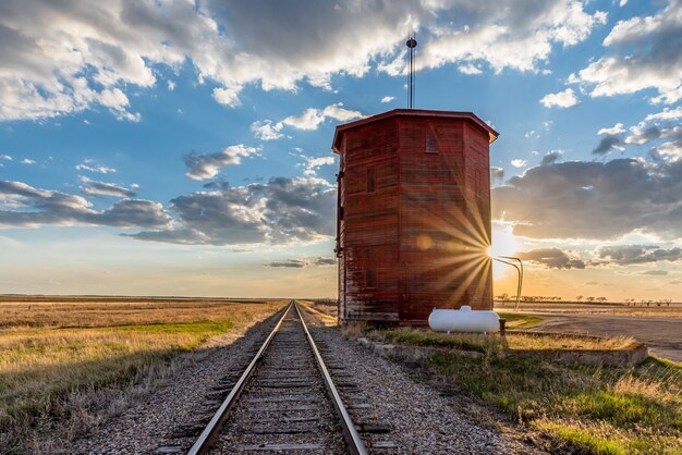 Wieża ciśnień vintage kolejowych na preriach w czasie wojny Saskatchewan w Kanadzie