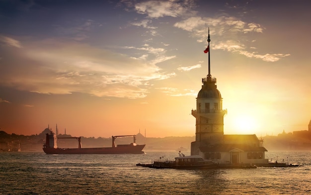 Wieża Dziewicza i statki w Stambule o zachodzie słońca, Turcja