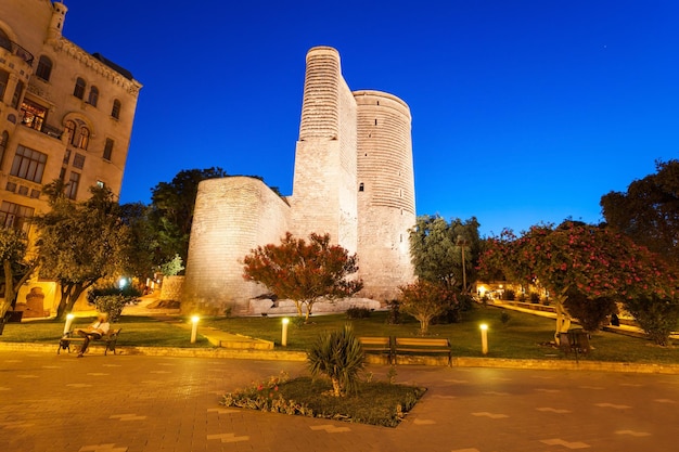 Wieża Dziewicza nocą. Jest również znany jako Giz Galasi i znajduje się na Starym Mieście w Baku w Azerbejdżanie.