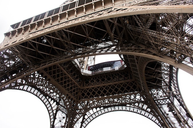 Wieża Eiffla Lub Tour Eiffel To Wieża Z Kutego żelaza Na Polu Marsowym W Paryżu We Francji Dla Francuzów I Turystów Z Zagranicy, Którzy Podróżują I Robią Zdjęcia