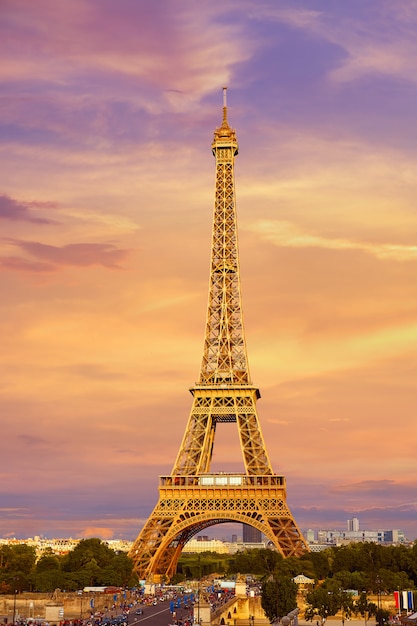 Wieża Eiffla o zachodzie słońca Paryż Francja