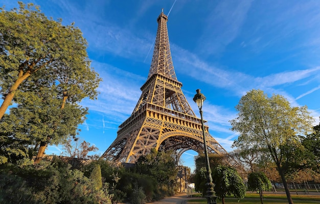 Wieża Eiffla to najpopularniejsze miejsce podróży i światowa ikona kultury Francji i świata