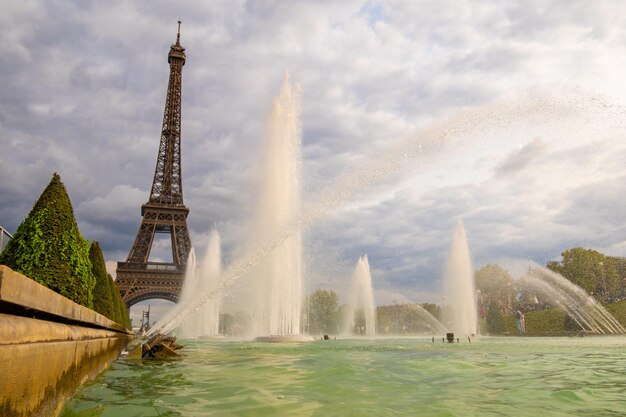 Zdjęcie wieża eiffla widziana przez fontanny trocadero w paryżu