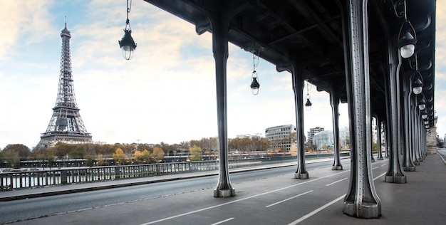 Wieża Eifla i Bir Hakeim most w Paryż, Francja