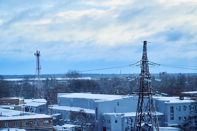 Wieża Energetyczna Z Pokrytymi śniegiem Izolatorami Wysokiego Napięcia. Zimowy Czas