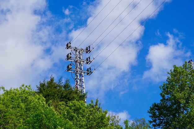 wieża energii elektrycznej i błękitne niebo, linia energetyczna