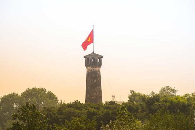 Wieża flagowa Hanoi z wietnamską flagą na szczycie Ta wieża jest jednym z symboli miasta i częścią Cytadeli Hanoi