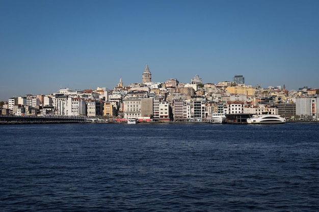 Wieża Galata i dzielnica Galata w Stambule w Turcji