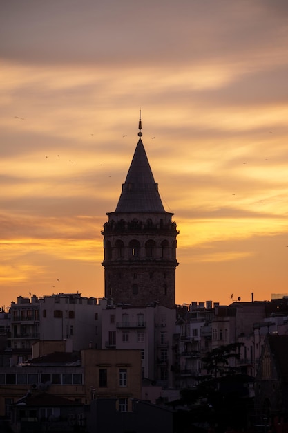 Wieża Galata i starożytna latarnia morska z widokiem na Stambuł w Turcji