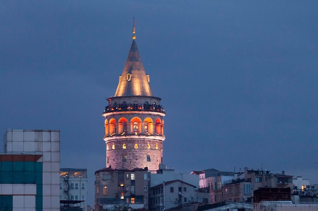 Wieża Galata w Stambule o zmierzchu