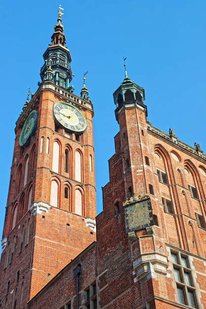 Wieża głównego ratusza w starym centrum miasta w Gdańsku, Polska.