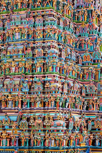 Wieża gopura świątyni hinduskiej z posągami