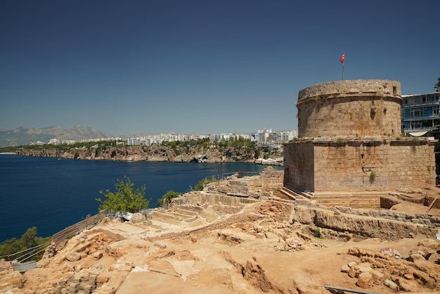 Wieża Hidirlik i wykopaliska archeologiczne na Starym Mieście Antalya Turkiye