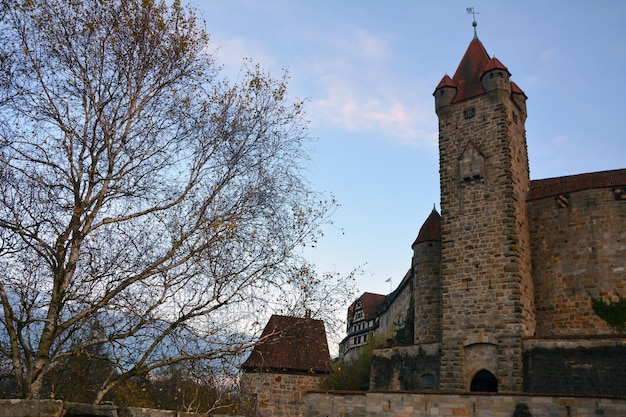 Wieża i część muru średniowiecznej twierdzy w Anglii, Wielkiej Brytanii