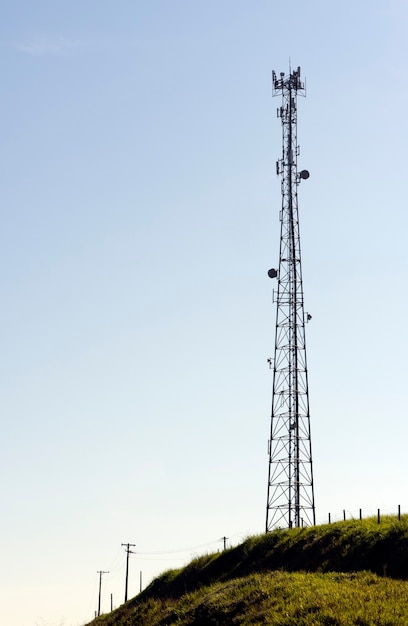 Zdjęcie wieża komórkowa na szczycie wzgórza, podświetlona. stan sao paulo, brazylia.