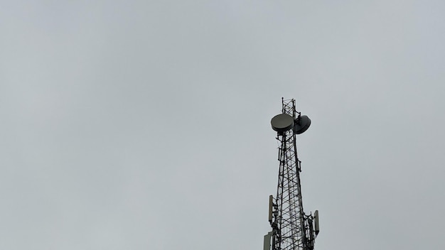 Wieża komórkowa z dużą anteną na szczycie.