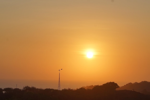 Zdjęcie wieża komunikacyjna podczas wschodu lub zachodu słońca wieża transmisji częstotliwości radiowych