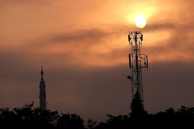 wieża komunikacyjna podczas wschodu słońca wieża nadawcza częstotliwości radiowej;