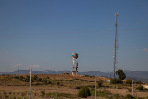 Wieża komunikacyjna przy czystym niebie