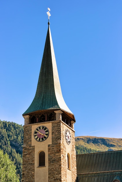 Wieża kościoła parafialnego St Mauritius w Zermatt w Szwajcarii.