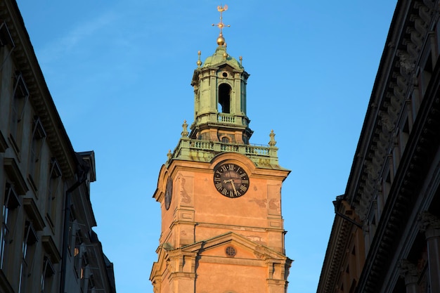 Wieża kościoła Storkyrkan na wyspie Gamla Stan, Sztokholm, Szwecja