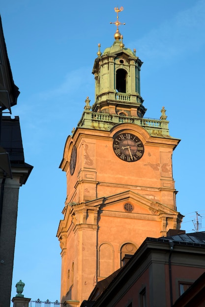 Wieża kościoła Storkyrkan na wyspie Gamla Stan w Sztokholmie, Szwecja