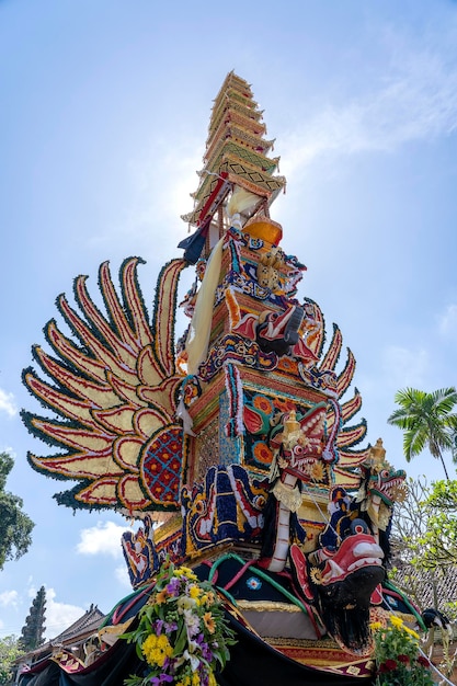 Wieża kremacyjna Bade z tradycyjnymi balijskimi rzeźbami demonów i kwiatów na centralnej ulicy na wyspie Ubud Bali Indonezja Przygotowana na nadchodzącą ceremonię kremacji Zbliżenie