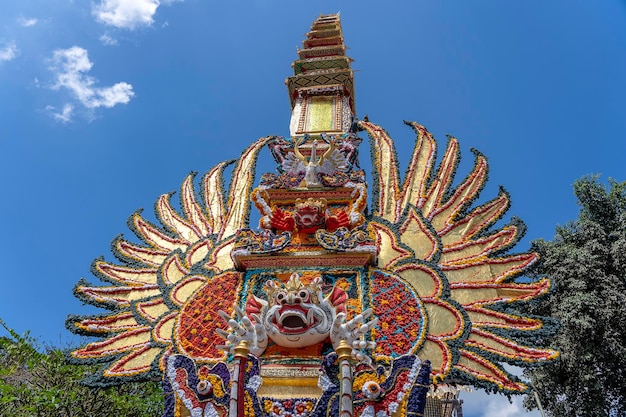 Zdjęcie wieża kremacyjna bade z tradycyjnymi balijskimi rzeźbami demonów i kwiatów na centralnej ulicy na wyspie ubud bali indonezja przygotowana na nadchodzącą ceremonię kremacji