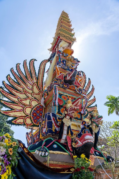 Wieża kremacyjna Bade z tradycyjnymi balijskimi rzeźbami demonów i kwiatów na centralnej ulicy na wyspie Ubud Bali Indonezja Przygotowana na nadchodzącą ceremonię kremacji