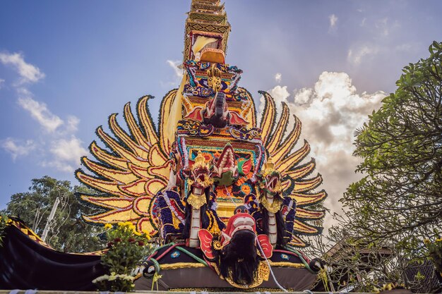 Wieża kremacyjna Bade z tradycyjnymi balijskimi rzeźbami demonów i kwiatów na centralnej ulicy na wyspie Ubud Bali Indonezja Przygotowana na nadchodzącą ceremonię kremacji