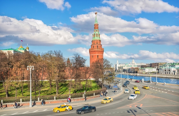 Wieża Kremla i taksówki na nabrzeżu w Moskwie w słoneczny letni dzień