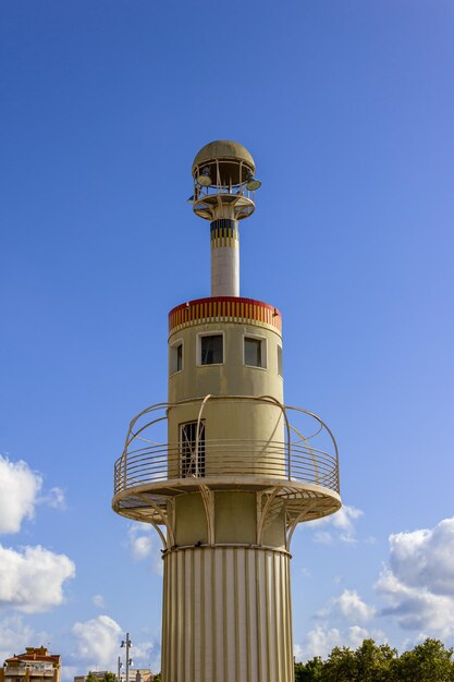 Wieża latarni morskiej do oświetlenia w parku w centrum