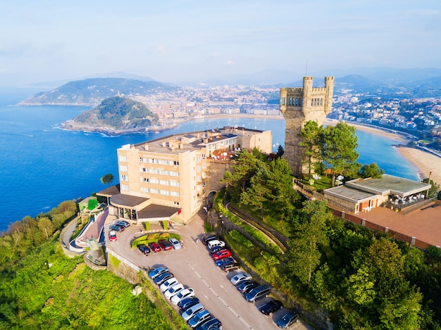 Wieża Monte Igueldo, punkt widokowy i park rozrywki na górze Monte Igueldo w mieście San Sebastian lub Donostia w Hiszpanii