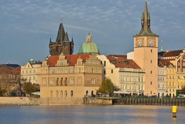 Wieża Mostu Staromiejskiego w Pradze w wieczornym świetle