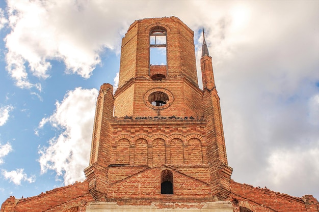 Wieża na starej opuszczonej katedrze katolickiej