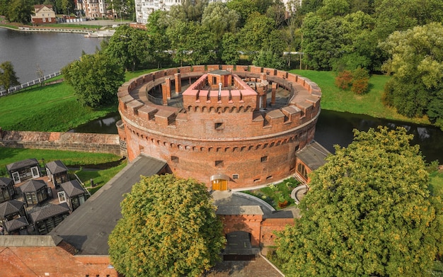 Wieża obronna Der Dohna w Kaliningradzie. Teraz jest to muzeum bursztynu i zabytek historyczny. Widok z lotu ptaka