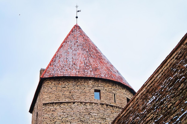 Wieża obronna Loewenschede na Starym Mieście w Tallinie, Estonia zimą