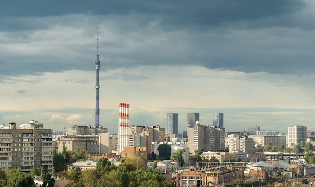 Wieża Ostankino nad pejzażem moskwy w lecie rosja panorama moskwy i wieża telewizyjna na niebieskim niebie