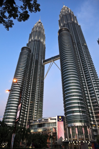 Wieża Petronas o zachodzie słońca w Malezji